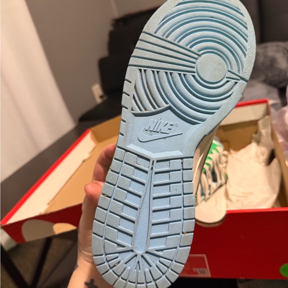 Nike Dunk Low Retro sneakers in the "Green Shock" men’s 8.5 women’s 10 - Picture 2 of 7